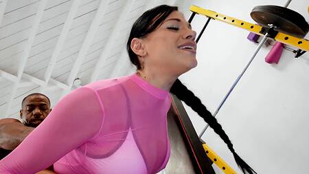 Жопастая милфа в розовом отдается черному тренеру