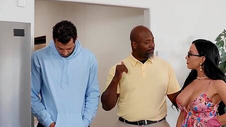 Негр дома активно трахает миниатюрную телку и мачеху