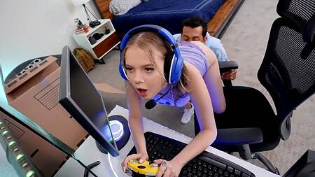 Негр дома активно трахает миниатюрную телку и мачеху