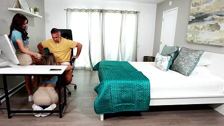 Купил компьютер и трахнул двух телок из сервисного центра