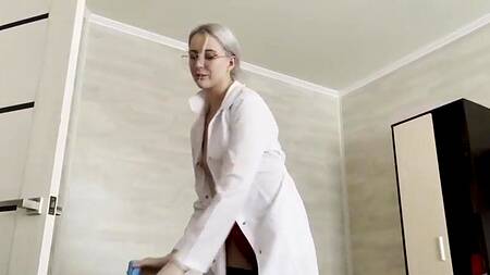 Парню по страховке причитается секс с медсестрой