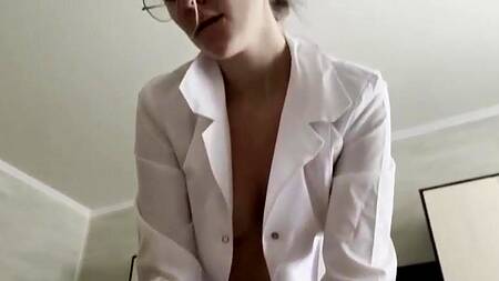 Парню по страховке причитается секс с медсестрой