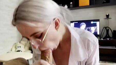 Парню по страховке причитается секс с медсестрой