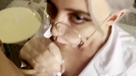 Парню по страховке причитается секс с медсестрой