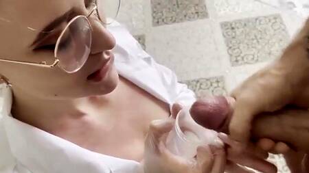 Парню по страховке причитается секс с медсестрой