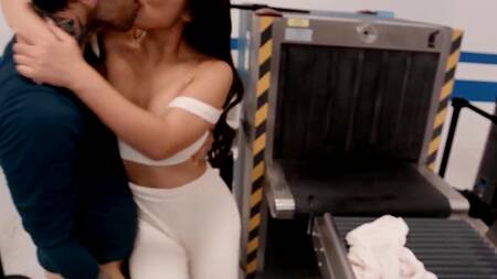 Азиатка в аэропорту ебется в жопу, чтобы не скучать