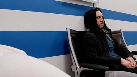 Азиатка в аэропорту ебется в жопу, чтобы не скучать