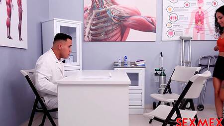 Репродуктолог ебет латинку, чтобы та забеременела