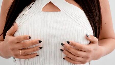 Худая азиатка в очках страстно ебется с коллегой на работе