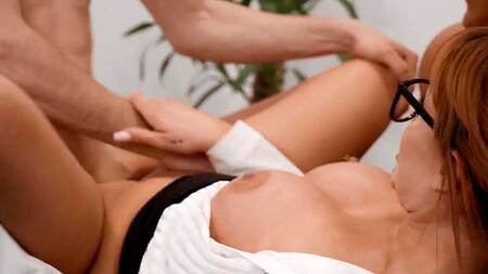 Рыжая женщина сексолог учит межрасовую пару заниматься сексом