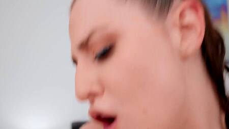 Мать не знает, что подруги в спальне занимаются лесбийским сексом