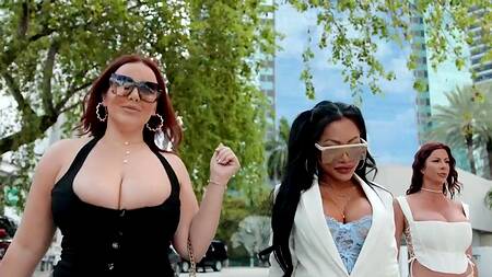 Милфа отрывается в клубе по полной - дает негру в жопу