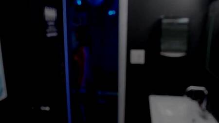 Милфа отрывается в клубе по полной - дает негру в жопу