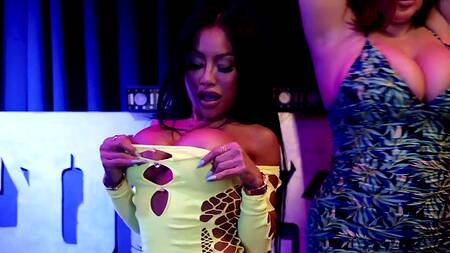 Милфа отрывается в клубе по полной - дает негру в жопу