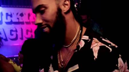 Милфа отрывается в клубе по полной - дает негру в жопу