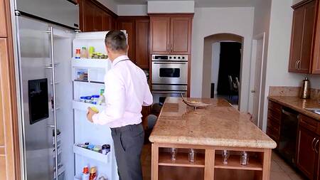 Две пошлые горничные жарко ебутся с хозяином