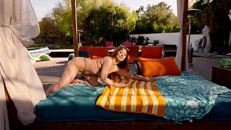 С такой милфой не соскучишься, она отдается в жопу у бассейна