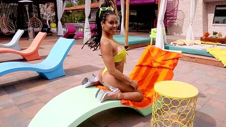 Ребята у бассейна страстно ебут негритянку в обе дырки