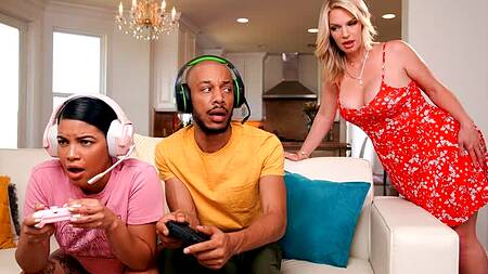 Играет на приставке с сестрой и ебет белокурую мачеху