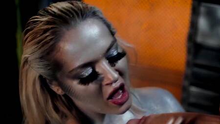 Блондинка андроид трахается с парнем из прошлого