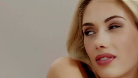 Смотрит как красотка в оранжевом белье ласкает себя перед сексом