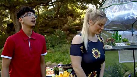 Помогает соседке с большой жопой в саду и трахает её