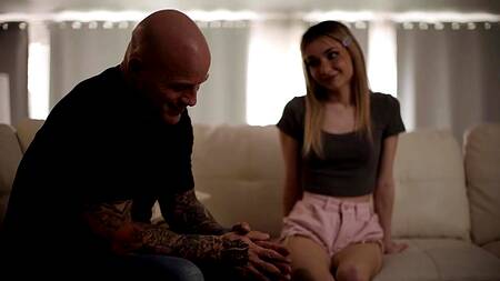 Лысый брутал осчастливил падчерицу, трахнув её