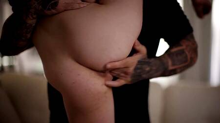 Лысый брутал осчастливил падчерицу, трахнув её