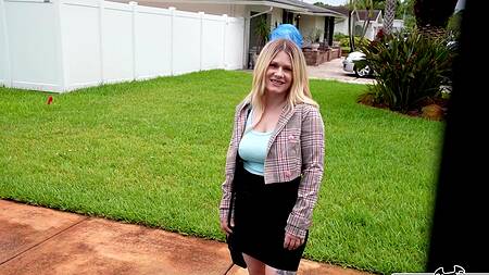 Скромница с натуральными сиськами ебется за деньги в машине