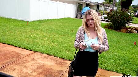 Скромница с натуральными сиськами ебется за деньги в машине