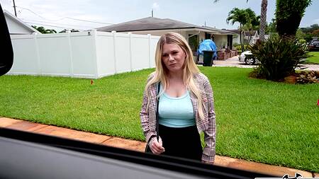 Скромница с натуральными сиськами ебется за деньги в машине