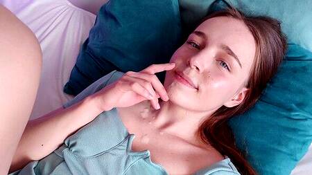 Активно трахает милую подружку на кровати и кончает на лицо
