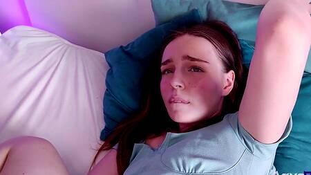 Активно трахает милую подружку на кровати и кончает на лицо