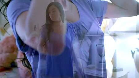 Падчерица в первую же ночь поочередно соблазнила на секс мачеху и отчима