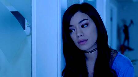 Падчерица в первую же ночь поочередно соблазнила на секс мачеху и отчима