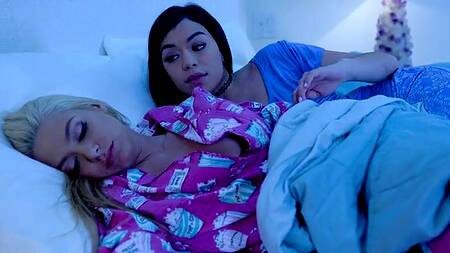 Падчерица в первую же ночь поочередно соблазнила на секс мачеху и отчима