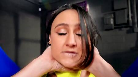 Eliza Ibarra в спортзале соблазняет на еблю двух мужчин