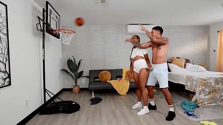 Родителей нет, чернокожая пара может страстно трахаться