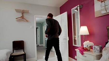 Узнала, что у учителя огромный хуй и теперь соблазняет его