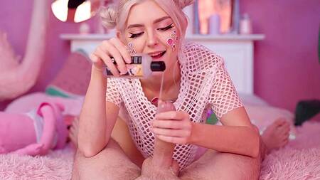 Нежная блондинка в розовом отодвинула трусики после минета