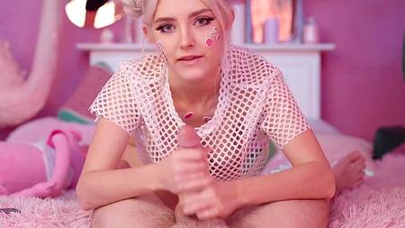 Нежная блондинка в розовом отодвинула трусики после минета