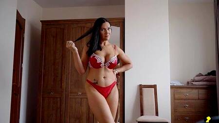 Помог мачехе выбрать бельё и трахнул её в анус