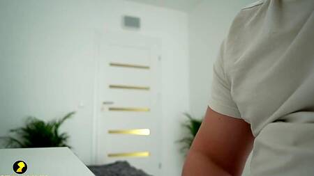 Парень дрочит на женщин постарше и ебет жаркую мачеху