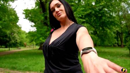 Милфа снимает парня в парке и ведет его к себе ебаться