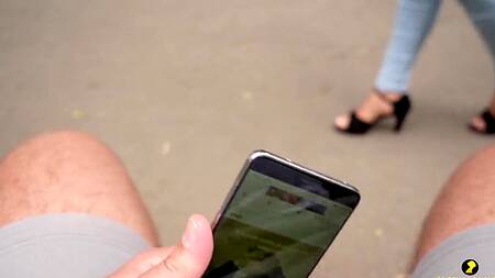 Милфа снимает парня в парке и ведет его к себе ебаться