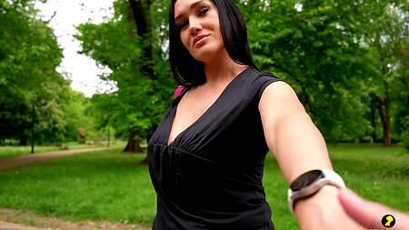 Милфа снимает парня в парке и ведет его к себе ебаться