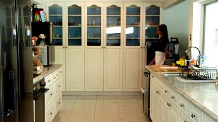 Домработница лижет киску девушки парня и провоцирует ЖМЖ