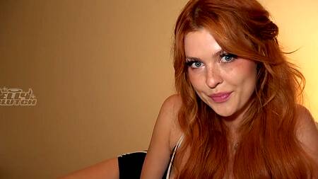 Проведывает рыжую сестру ночью и трахает её в киску