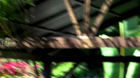 Проведывает рыжую сестру ночью и трахает её в киску