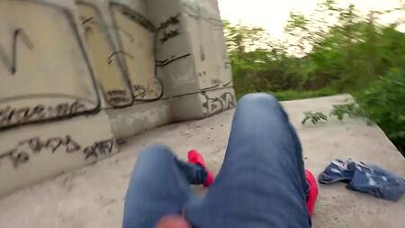 Повел худую незнакомку под мост и там её поимел за деньги